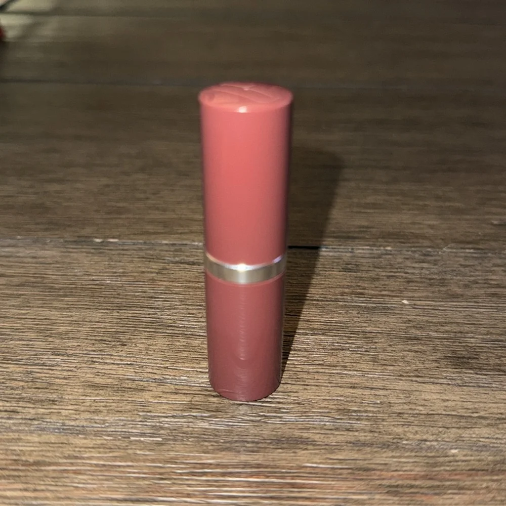 Clinique Dramatically Different Lipstick. 50 A Different Grape.  NEW Never Used.